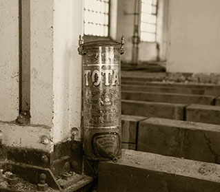 Alter Feuerlöscher in alter Industriehalle