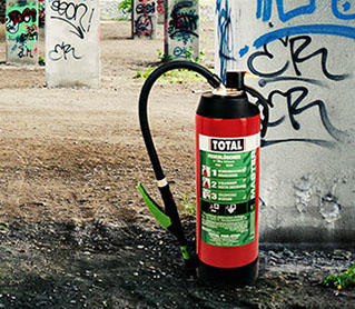 Feuerlöscher mit der neuesten Technologie unter einer Brücke. Steher der Brücke mit Gaffiti bemalt.